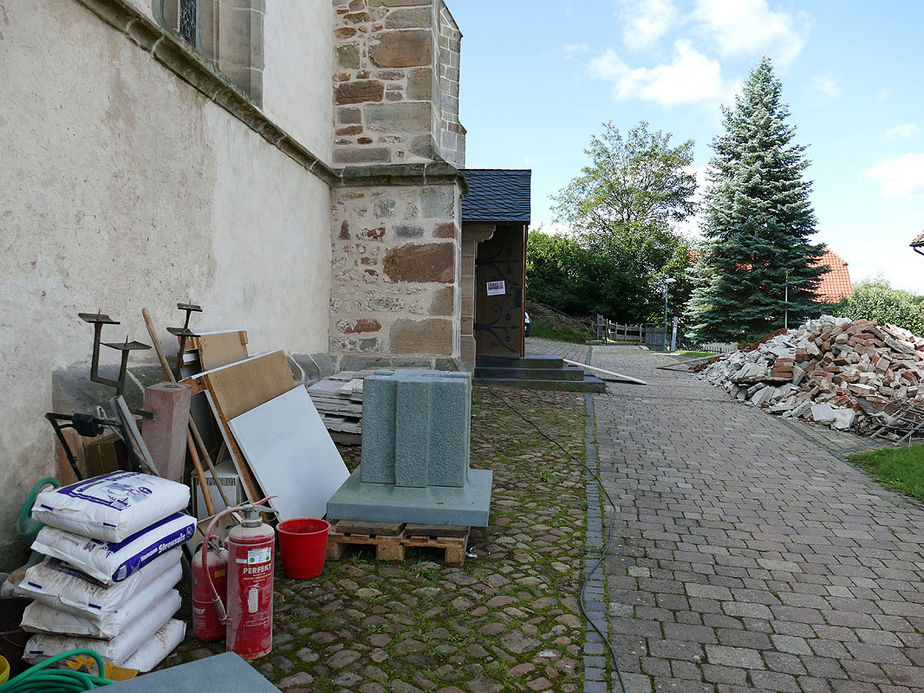 Ausgelagerter Seitenaltar (Foto: Karl-Franz Thiede)